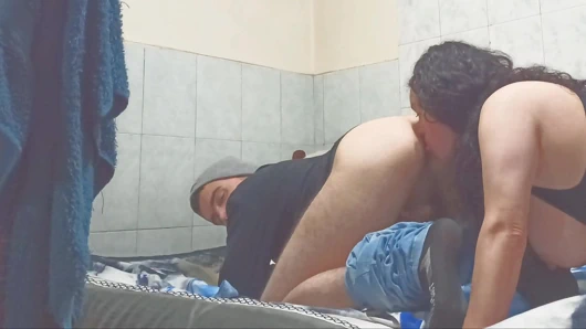 Orta yaşlı seksi kadın üvey oğlu için göt emiyor ve mastürbasyon yapıyor