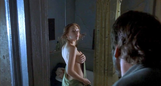 Scarlett Johansson'ın üstsüz sahnesi scandalplanet.com'da