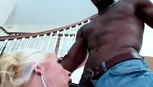 Şişman götlü beyaz piliç zenci bir adam tarafından domaltılarak sikiliyor