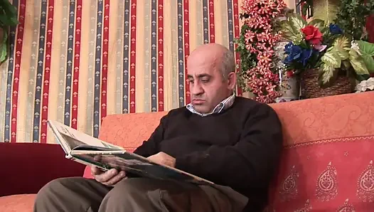 Yaşlı üvey baba genç torununu siktiğinde gerçek bir domuz