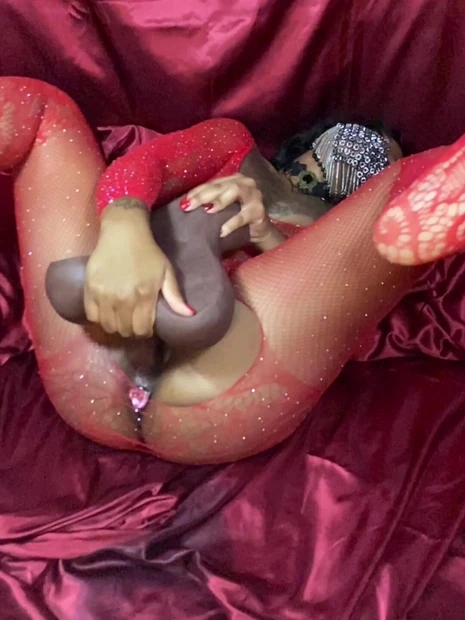 Наполняю сливками весь этот большой хуй! Ты бы подумала, что это кончает в меня