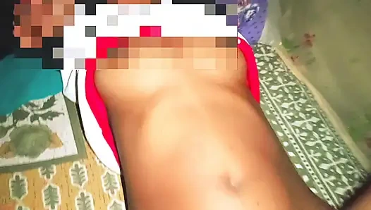 Hintli ateşli kız sikiliyor ve tamamen çıplak vücudunu göstermenin tadını çıkarıyor