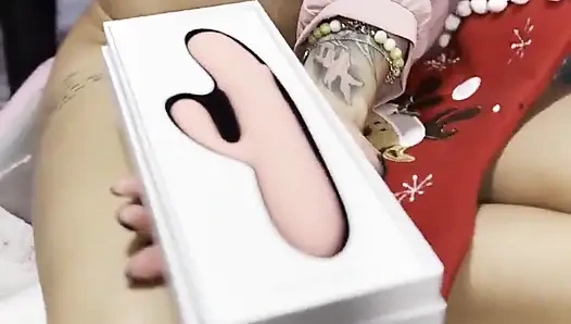 Yeni Noel Baba'nın amcığıma hediyeini deniyorum ve ateşli orgazm oluyor