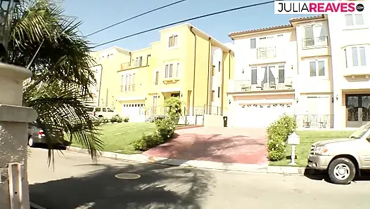 Sarışınlar birbirlerinin amcıklarını yalıyor ve sonra parmaklarıyla derin sikişiyor