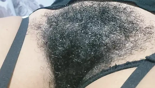 Orta yaşlı seksi kadın seksi paylaşırken orta yaşlı seksi kadın kıllı amcık