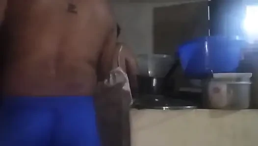 Patron beni sikmek için mutfağa geliyor, yarağı beni heyecanlandırıyor