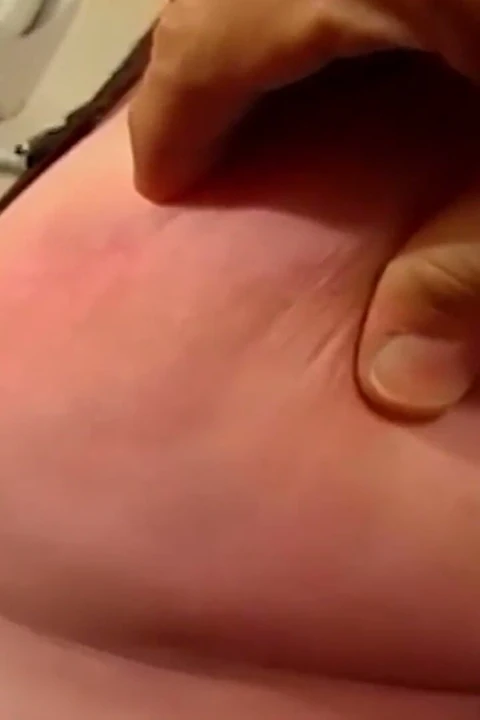 Tombul kızıl saçlı orta yaşlı seksi kadın sıkı bağlı ve dölle kaplı