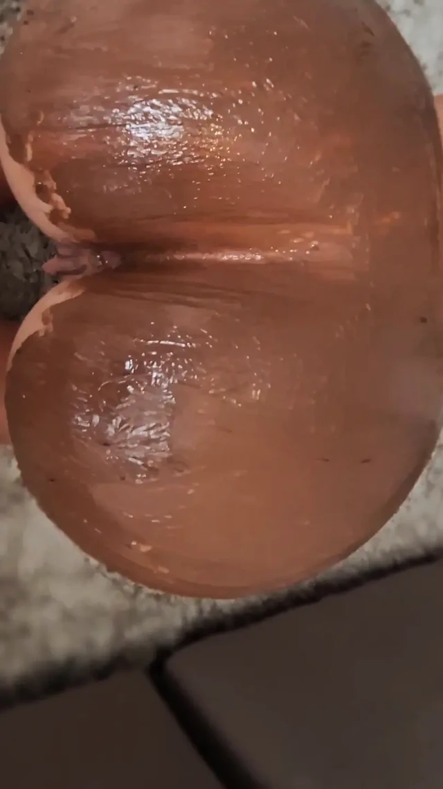 Ateşli evli kadın çikolata paskalyası ile azdırıyor