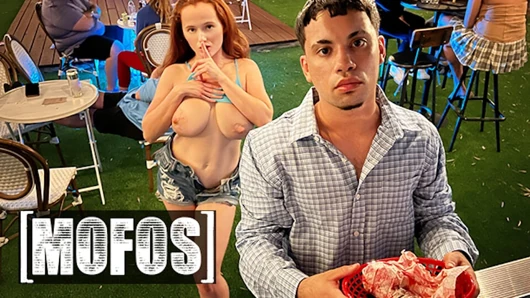 Mofos - yığılmış genç kırmızı Eviee koca yaraklı burrito kamyon işçisiyle erkek arkadaşını aldatıyor ve göğüslerine büyük bir döl alıyor