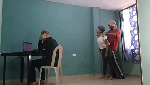 Ben bilgisayarda çalışırken benim sürtük üvey arkadaşım sikikleri