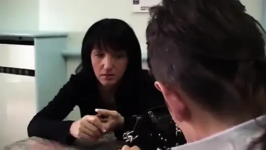 Azgın orta yaşlı seksi kadın azgın banyoda sikişmek için delikanlıyı baştan çıkarıyor