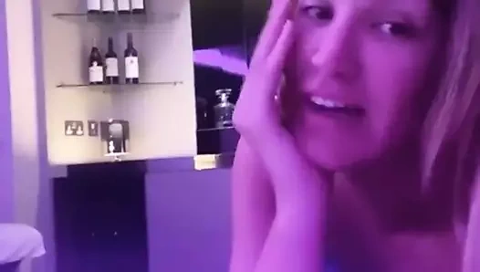 Bir masajdan sonra salonda Erin willerton ve esmer arkadaşı