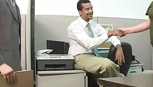 Ayak fetişi olan palpitating sarışın büyüleyici bir üçlü sekste sert bir gırtlağına kadar alıyor