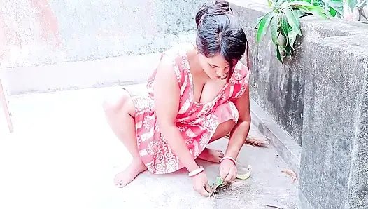 Pati ke bahar jane ke baad Bhabhi ne naya brah lene ke bahane ghar me bula kar kiya sex