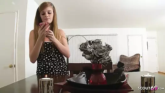 Çoraplı sıska genç faye üvey babası tarafından mutfakta sikiliyor