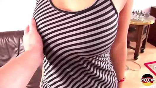 Seksi ve kalın sarışın piliç bakış açısıyla büyük yarakla sikişiyor