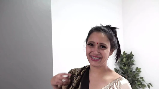 Büyük memeli Hintli orta yaşlı seksi kadın sarisini çıkarıyor üvey erkek kardeşine onu sikmesini söylüyor