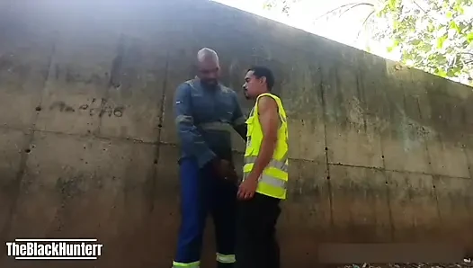 Hizmet duvarının arkasında iki işçi