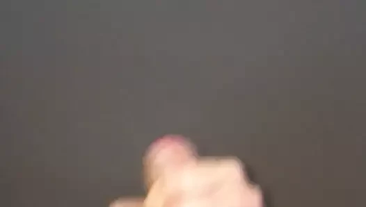 Küçük sünnetsiz beyaz bir yarağın tembel elle muamelesi.