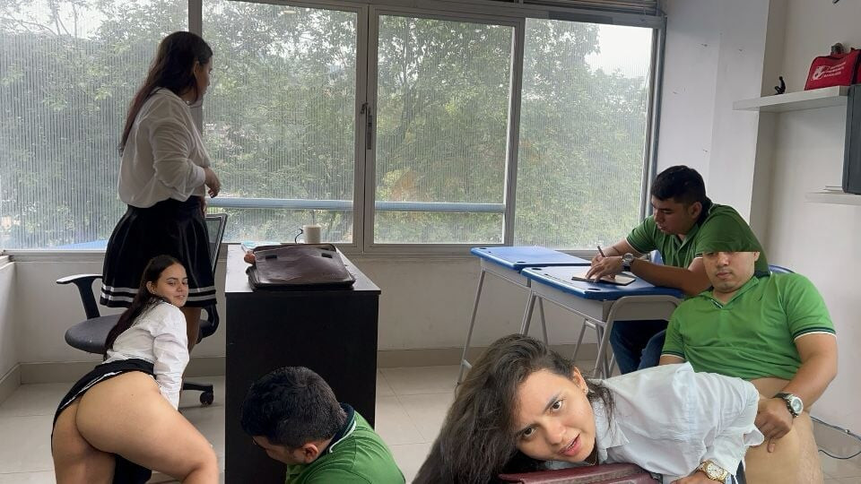 Öğrenci öğretmenine sert sikişmeyi öğretiyor ve azgın kız kabul ediyor