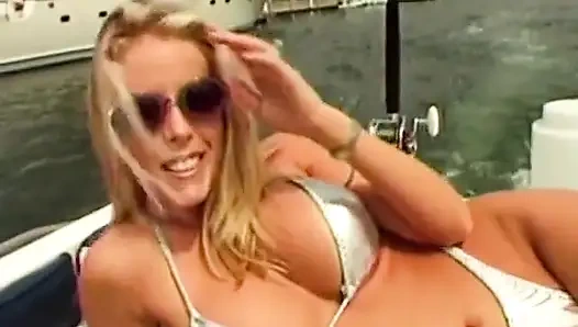 Çarpıcı Fransız orta yaşlı seksi kadın yatta amını siktiriyor