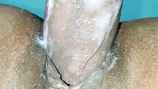 Sevgilimin yarağına boşalıyorum ve inliyorum ve kocam filme alıyor.