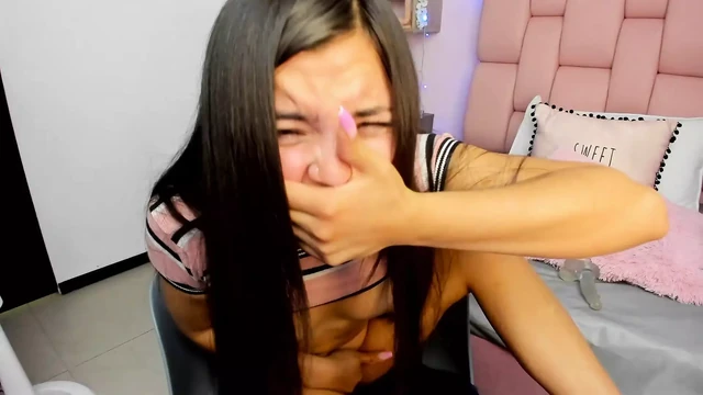 Молодая колумбийская девушка дико мастурбирует, показывая свое молодое тело в Интернете для всех стариков, которые ее видят