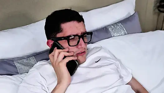 Güzel pembe amcıklı esmer bana yoğun bir muamele çekiyor ve büyük yarağımı rahatlatıyor