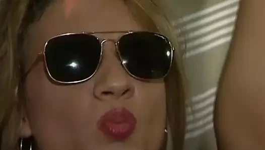 Muhteşem bir Alman sarışını, kesilmiş mufunu kalın bir kakan tarafından parçalıyor