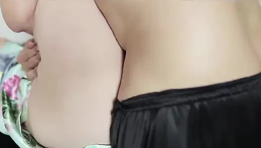 Yastıklı vücutlu hintli kız sadece küçük bir masaj yaptırıyor ve hemen ıslanıyor. En son hint pornosu.