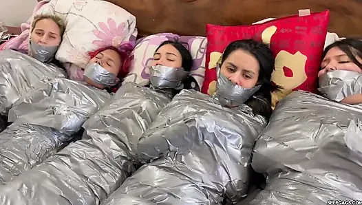 5 mumyalanmış kız boğuşuyor ve ağzı tıkalı!