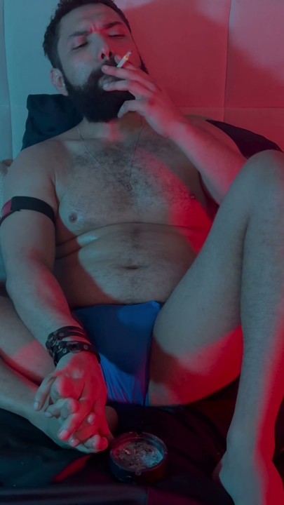 Rahat Akşam Havası: Speedo Lounge Oturumunda Şık Bir Şekilde Sigara İçmek | Bölüm 1