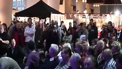 Yaşlı kadınlar sıcak bir kucak dansı alır