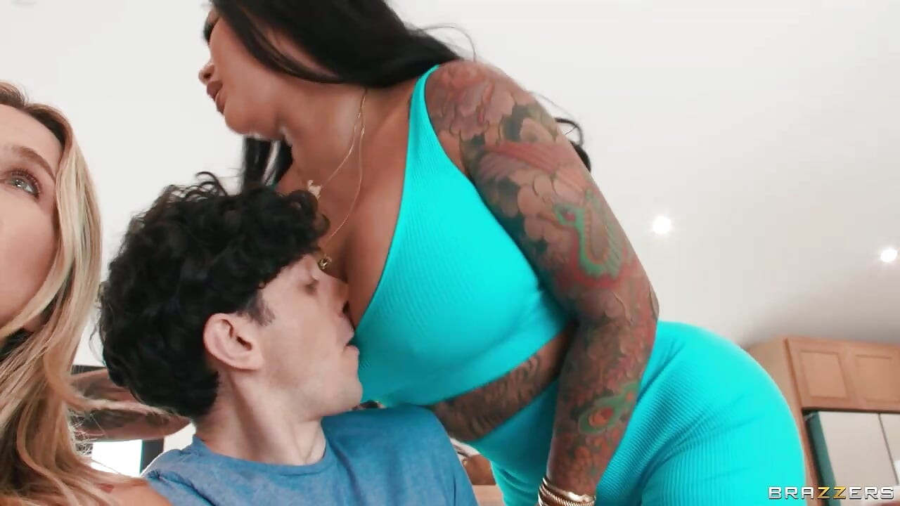Üvey annenin köpük banyosu vücudunu istiyor Connie Perignon Brazzers
