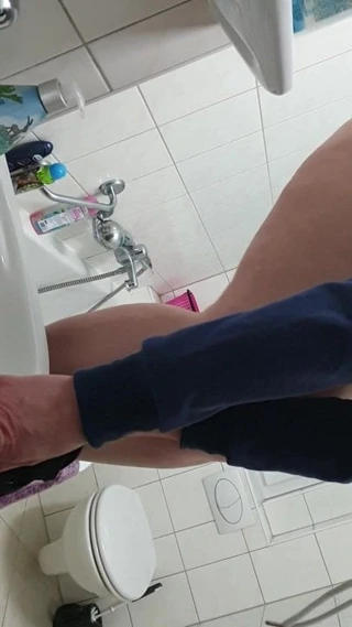 kız arkadaşım lavaboya işiyor