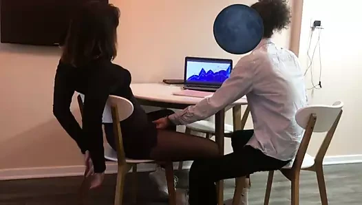 Yeni bir sekretere bakıyorum. döküm