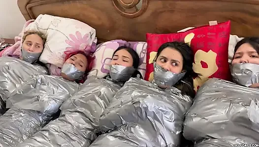 5 mumyalanmış kız boğuşuyor ve ağzı tıkalı!