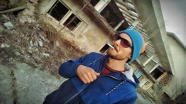 Эксгибитор, писсация и сперма в заброшенном здании, 60 кадров в секунду