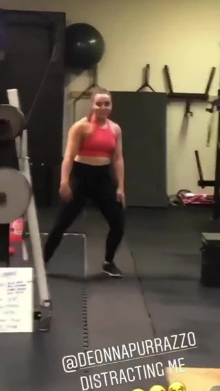 Spor salonunda dans eden Deonna purrazzo