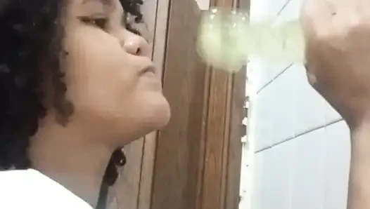 Islak tişörtlü azgın orta yaşlı seksi kadın