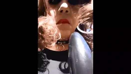 Bu kadar seksi göründüğünde kendinle oynamamak çok zor