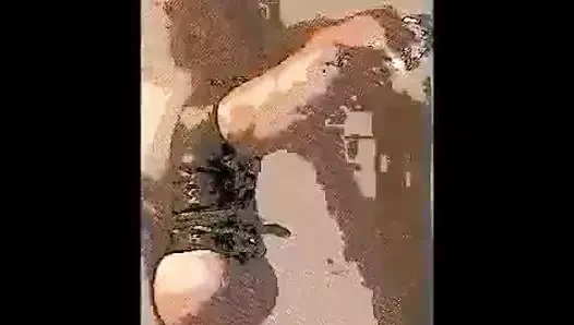 Periler çizme giyer