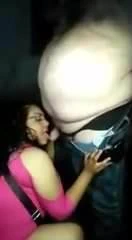 Brezilyalı kız veren oral seks için bir şişman adam