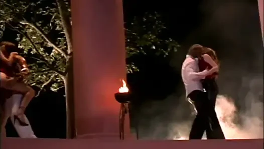 Ateşli edepsiz esmer büyük yarak emmeyi seviyor
