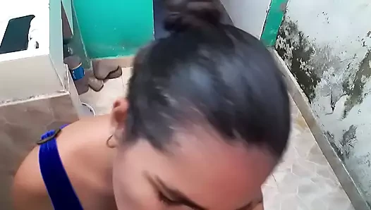 Ateşli komşum yarağımı emmek ve tüm sütü yutmak için beni evine davet ediyor