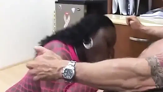 Siyah şişman kızlar ağzında büyük beyaz yarağı seviyor... ağzına boşalma