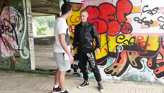 Bir sporcu dom tarafından korunmasız sikiliyor