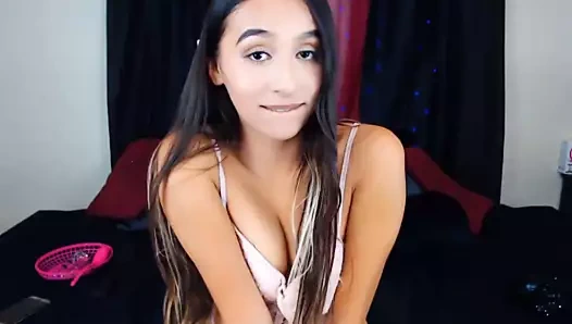 küçük memeli ve kremsi kedi ile konuşkan minik esmer