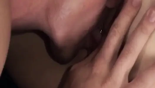 Sarışın orta yaşlı seksi kadın sert sikişmeden önce büyük yarağı gırtlağına kadar alıyor