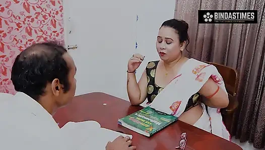 Büyük memeli orta yaşlı seksi Hintli kadın öğrencisini gerçek sikiş için baştan çıkarıyor ( Hintçe ses )